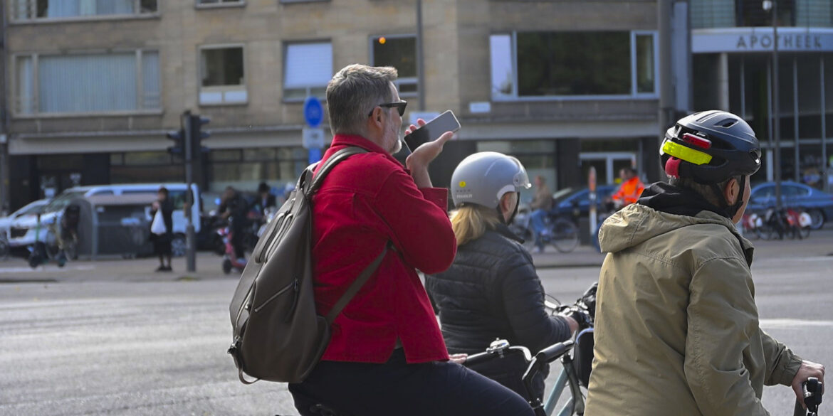Fietser gebruikt gsm op de fiets
