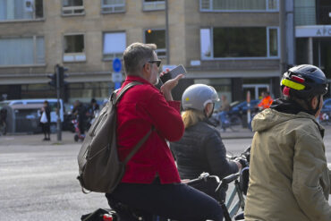Fietser gebruikt gsm op de fiets