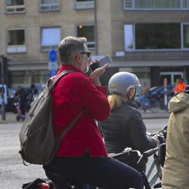 Fietser gebruikt gsm op de fiets