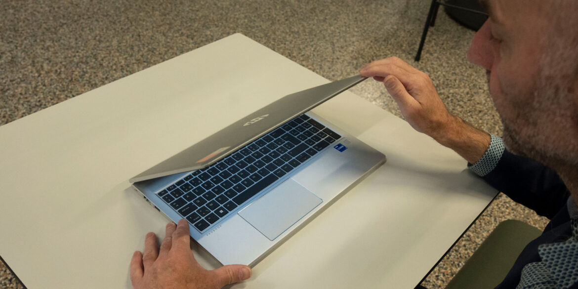 Laptop wordt dichtgeslagen