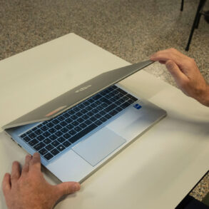 Laptop wordt dichtgeslagen