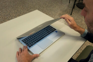 Laptop wordt dichtgeslagen