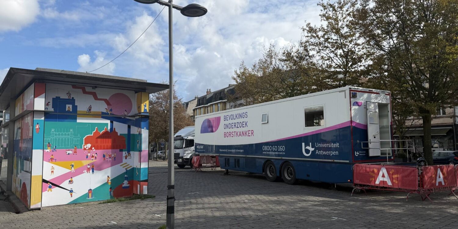 De Mammobiel van de Universiteit Antwerpen staat op het Sint-Jansplein on Antwerpen. Het is een oplegger van een vrachtwagen die is omgebouwd tot onderzoekscentrum voor borstkanker.