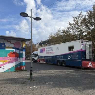 De Mammobiel van de Universiteit Antwerpen staat op het Sint-Jansplein on Antwerpen. Het is een oplegger van een vrachtwagen die is omgebouwd tot onderzoekscentrum voor borstkanker.