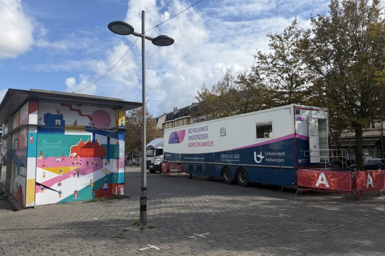 De Mammobiel van de Universiteit Antwerpen staat op het Sint-Jansplein on Antwerpen. Het is een oplegger van een vrachtwagen die is omgebouwd tot onderzoekscentrum voor borstkanker.