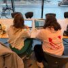 Twee scholieren die aan het studeren zijn.