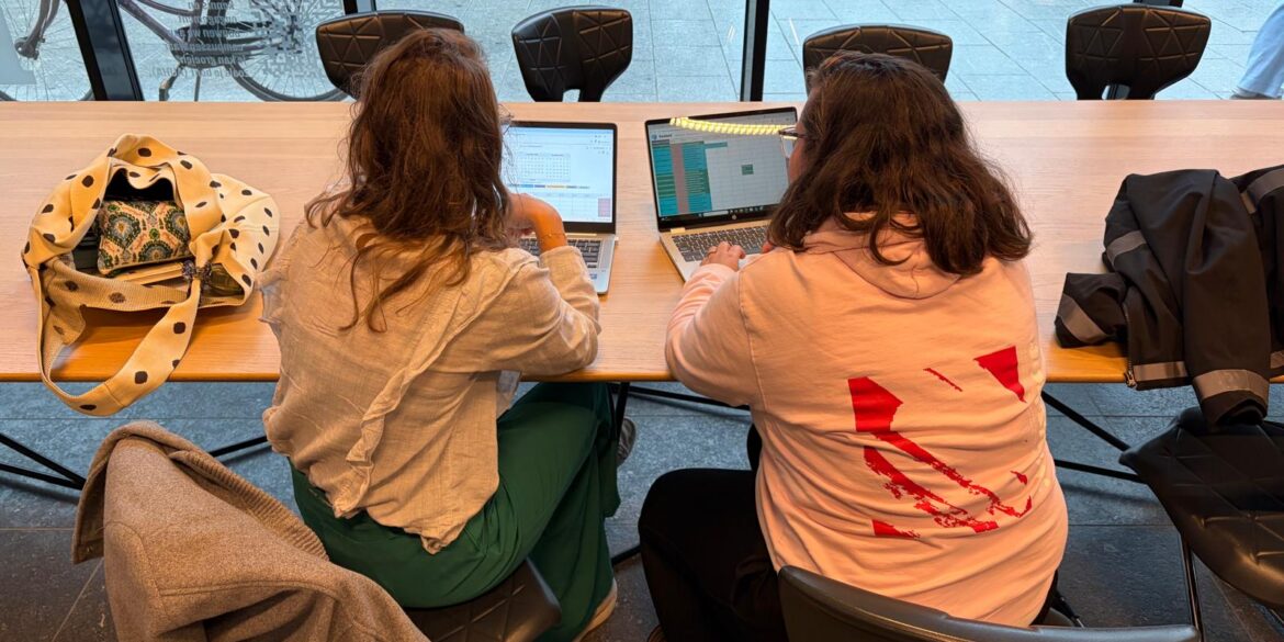 Twee scholieren die aan het studeren zijn.