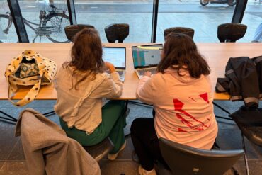 Twee scholieren die aan het studeren zijn.