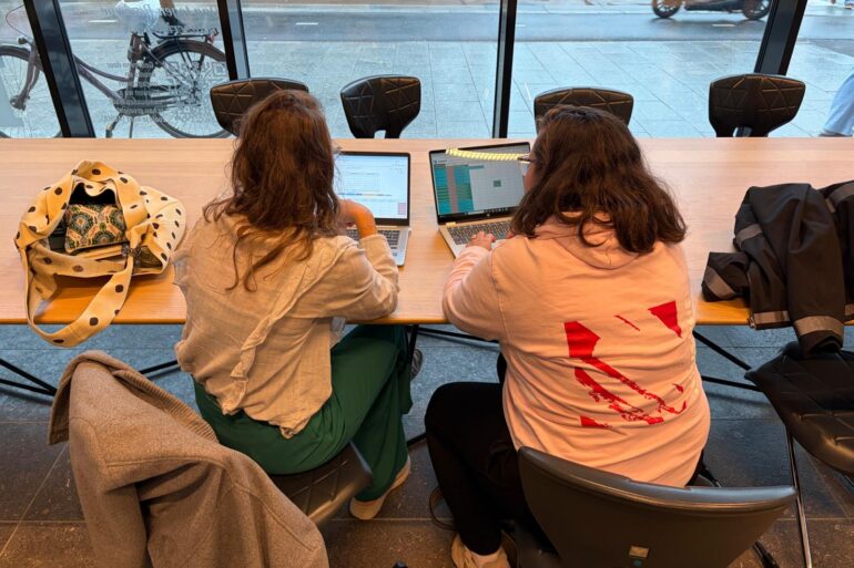 Twee scholieren die aan het studeren zijn.