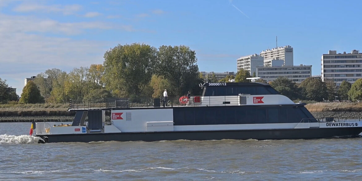 Waterbus op de Schelde