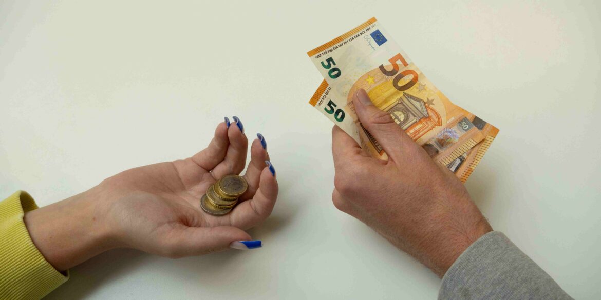 vrouwelijk hand met minder geld dan het mannelijk hand