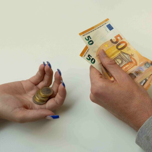 vrouwelijk hand met minder geld dan het mannelijk hand