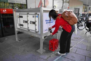 studente vult drinkbus aan de mobiele kraan